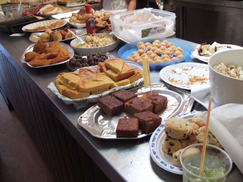 O que servir aos convidados em uma Festa Junina feita em casa? Entre as comidas típicas estão o bolo de milho, pamonha, curau e doces de amendoim