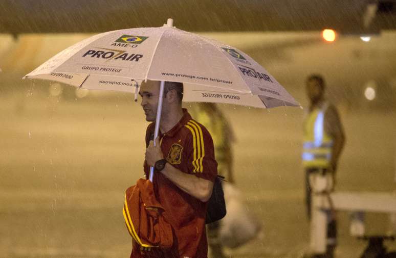 <p>Iniesta desembarca no Brasil; Chuva no Recife prejudicou Uruguai e Espanha</p>