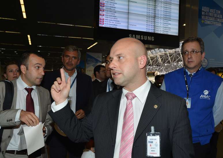 <p>O diretor-presidente da Anac, Marcelo Guaranys, durante vistoria no Aeroporto Internacional Juscelino Kubitschek</p>