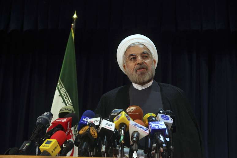 <p>Rouhani sucede Ahmadinejad no poder no Ir&atilde;</p>
