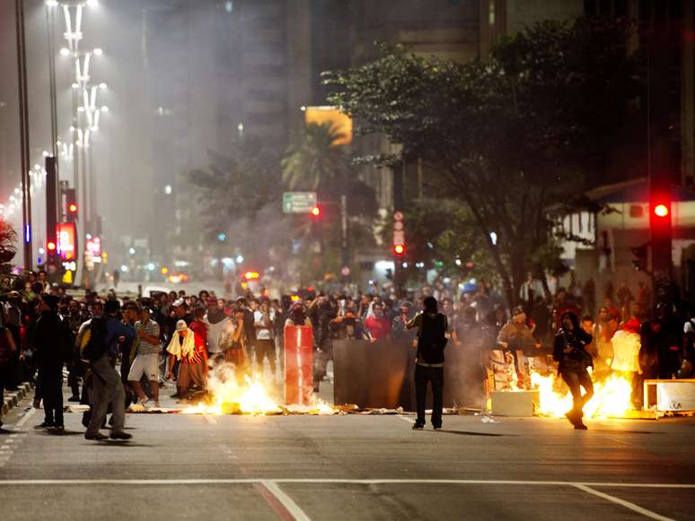 Manifestantes fazem barreira queimando objetos durante protesto nesta terça-feira, contra o aumento da passagem do transporte público em São Paulo