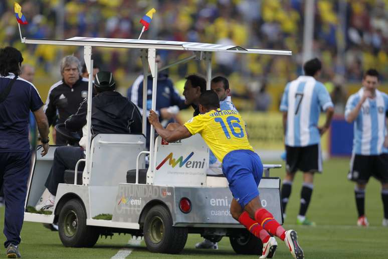 <p>O argentino chutou o motorista da maca durante o confronto entre Argentina e Equador</p>