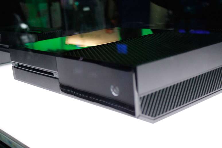 <p>O novo console da empresa, o Xbox One, mostrado ao público em estande na E3, em LA</p>
