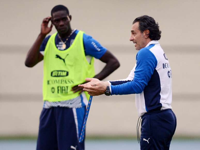 <p>Balotelli ouve instrução do técnico italiano Cesare Prandelli</p>