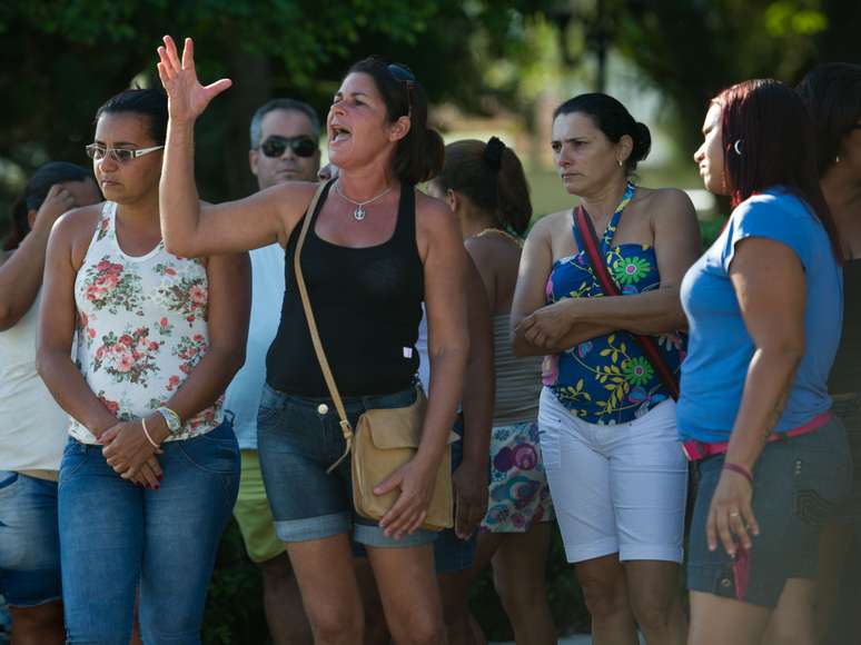 <p>Mulheres realizaram protesto após a morte de dois adolescentes em um acidente nesta quarta-feira</p>