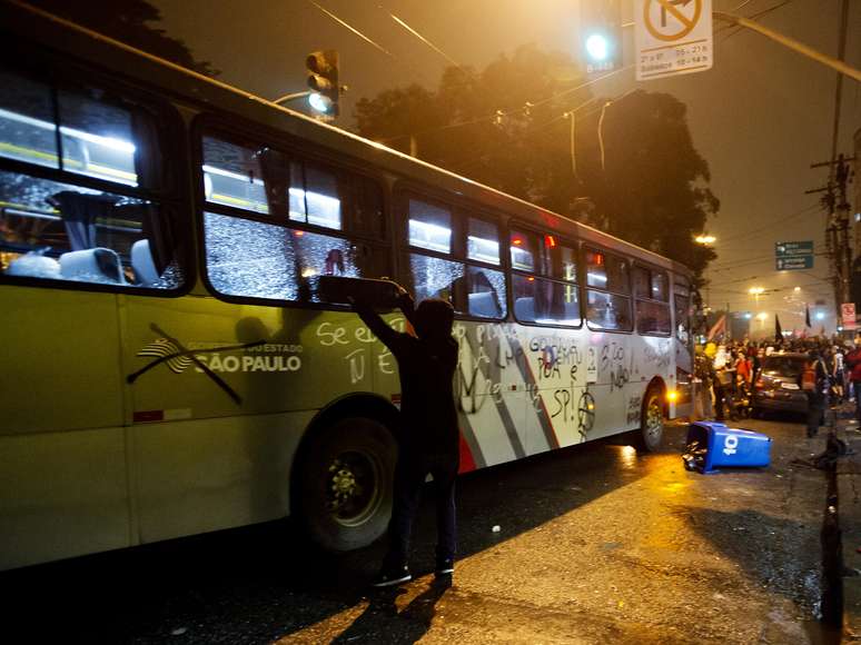 <p>Ônibus foram pichados ao longo do percurso dos manifestantes</p>