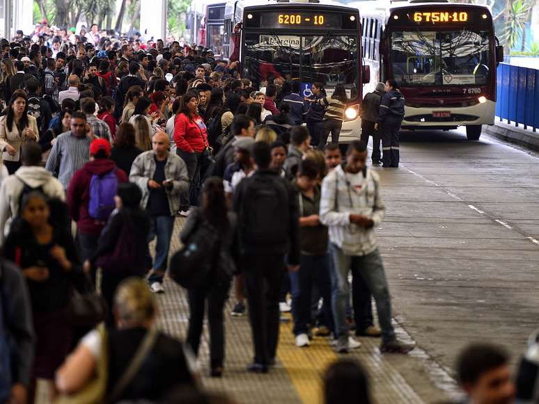 Passageiros lotam terminal de ônibus, que não deram conta do transporte dos usuários dos trens da CPTM que foram prejudicados pela greve