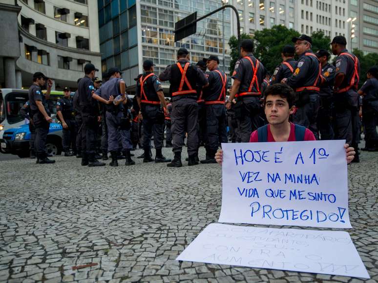 Com cartaz irônico, manifestante cita reforço policial em novo protesto contra reajuste do ônibus no Rio