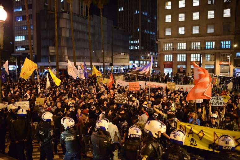 Diante de rumores de que a Justiça derrubaria liminar que suspendeu o aumento da tarifa dos ônibus, multidão se concentrou em frente à prefeitura de Porto Alegre