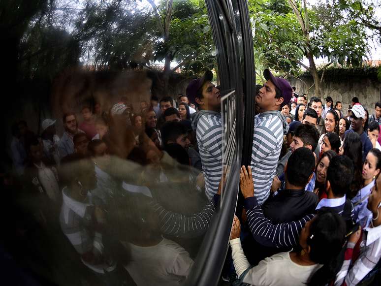 <p>Com greve dos funcionários da CPTM, pessoas fazem longas filas para entrar em ônibus</p>