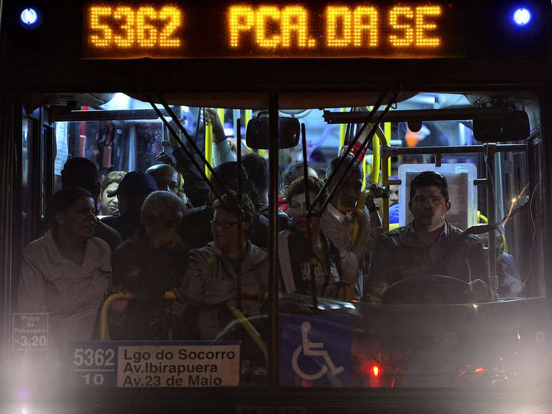 <p>Greve dos ferroviários afetou o movimento de ônibus e veículos nesta quinta-feira na capital paulista</p>