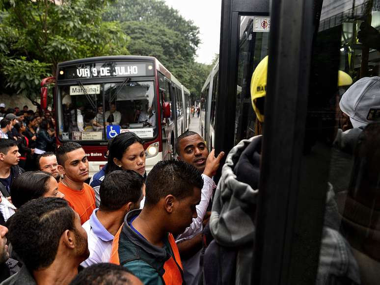 <p>Passageiros tentam entrar em ônibus lotados devido à greve da CPTM em São Paulo</p>