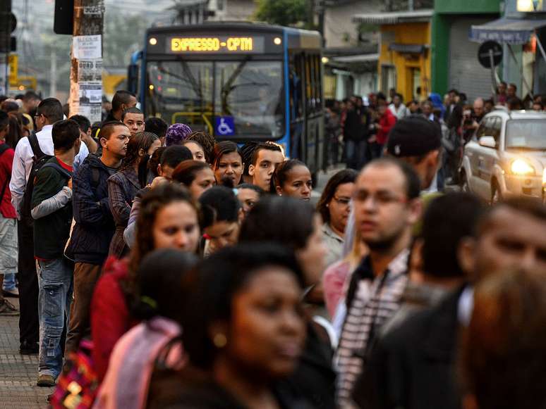 <p>Passageiros formam filas de ao menos 200 metros para pegar ônibus em São Paulo</p>