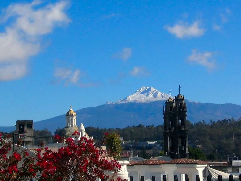 Localizada a 130 quilômetros da capital mexicana, Puebla é uma das cidades mais bonitas do país. A beleza natural dos vulcões que a cercam se mistura com a riqueza da arquitetura colonial de seu centro histórico, criando cenários dignos de cartão postal 