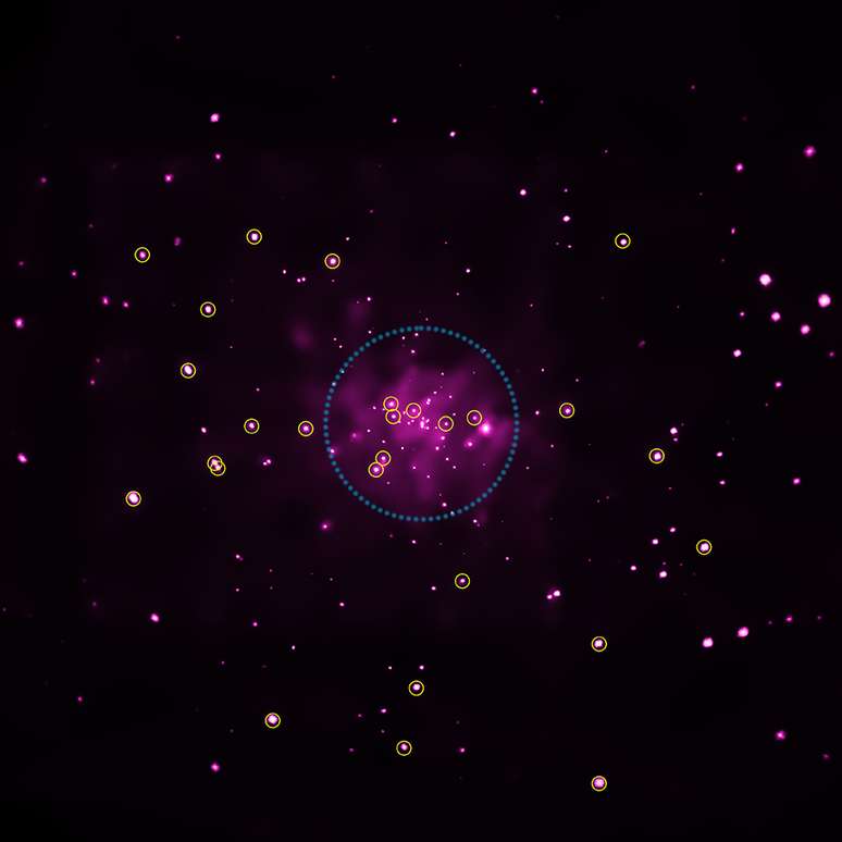 <p>Sete dos candidatos a buraco negro (detalhados na imagem) estão a mil anos-luz do centro de Andrômeda</p>