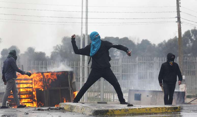 Manifestantes mascarados criaram barricadas e atearam fogo em objetos em protesto contra o governo em Valparaíso na quarta-feira