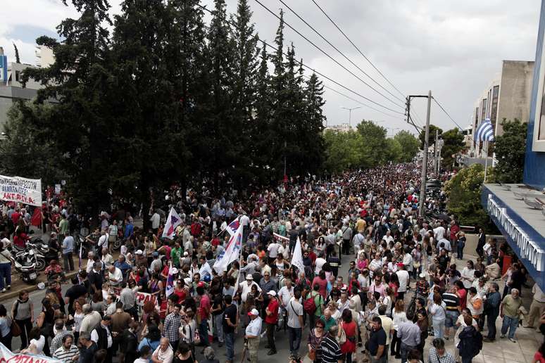 <p>Na última quinta-feira, multidão protestou em frente à sede da televisão estatal ERT, em Atenas</p>