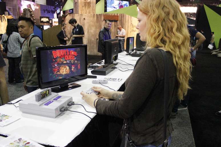 Apesar da grande empolgação dos gamers devido ao lançamento da oitava geração de videogames, a feira E3 também chamou a atenção dos seus visitantes com o museu da história dos consoles, com diversos modelos disponíveis para uso