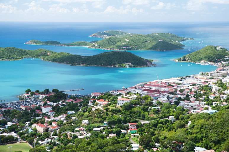 <p>Saint Thomas faz parte das Ilhas Virgens Norte-Americanas. Antigo local de passagem de piratas, hoje a ilha atrai visitantes com seus grandes resorts e beleza exuberante</p>