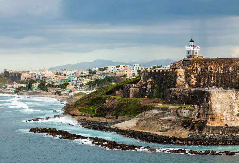 A grande fortaleza litorânea é apenas uma das várias atrações de San Juan. A capital de Porto Rico é conhecida por sua diversidade arquitetônica, belas praias, cassinos e economia pulsante