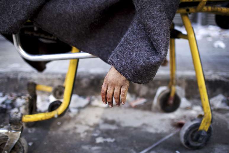 Corpo de homem em maca em frente a hospital na área controlada pela oposição em Aleppo (foto de dezembro de 2012)