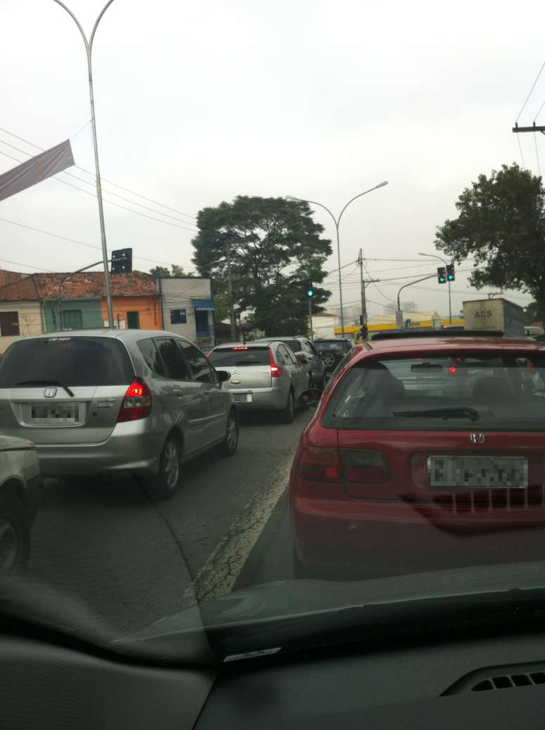 <p>Greve da CPTM teve reflexos no trânsito da capital na manhã desta quarta-feira; na avenida João Dias, motoristas ignoraram a faixa exclusiva de ônibus</p>