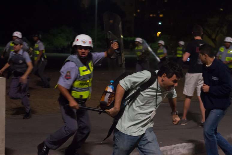 <p>Vagner Magalh&atilde;es levou um golpe de cassetete de um policial militar enquanto cobria o protesto</p>