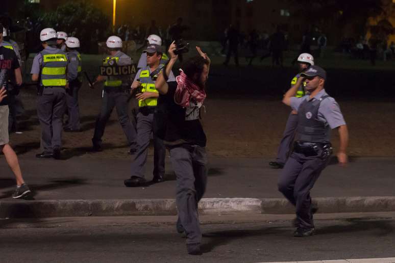 <p>Mesmo portando crachá de imprensa, equipamento fotográfico e se apresentando como jornalista, Fernando Borges foi detido por PMs</p>