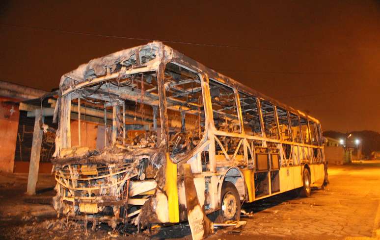 Ônibus foi destruído após ataque