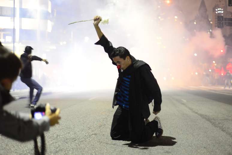 <p>Em meio à repressão policial, jovem ergueu flor para simbolizar a paz durante protesto em São Paulo</p>