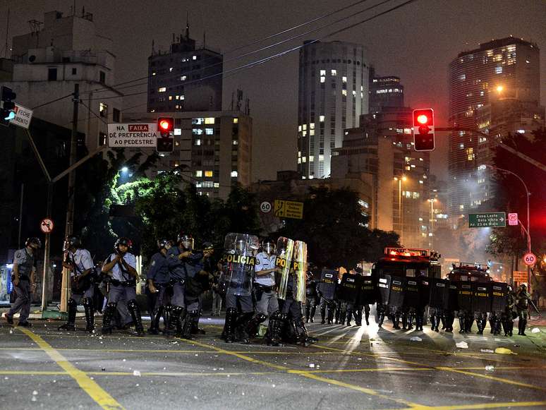 <p>A Polícia Militar reprimiu o protesto da noite de ontem com violência</p>