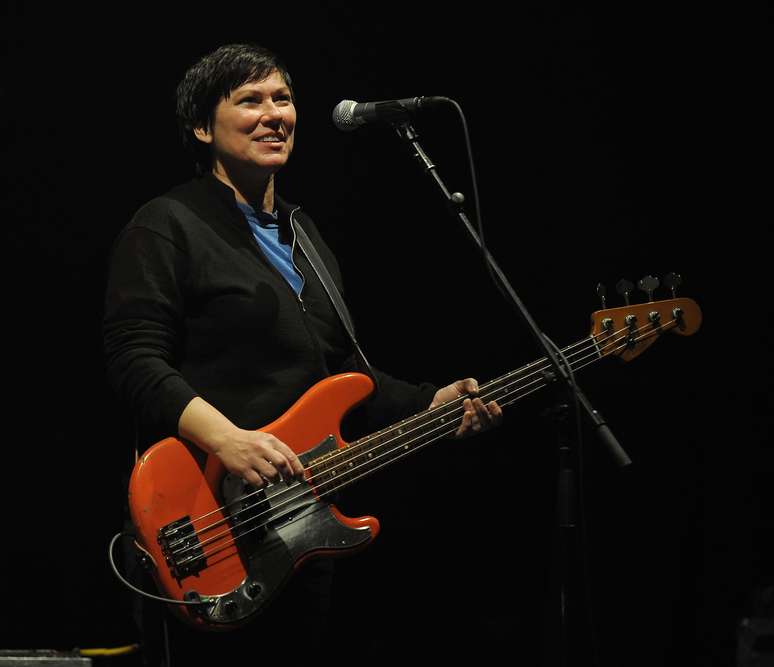 <p>Kim Deal em show do Pixies em 2009</p>