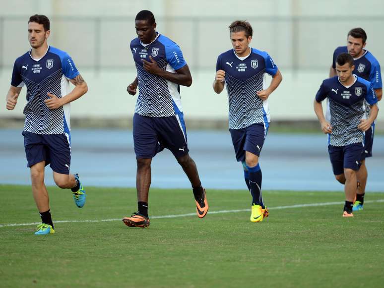 <p>Balotelli corre durante o treino da Itália</p>