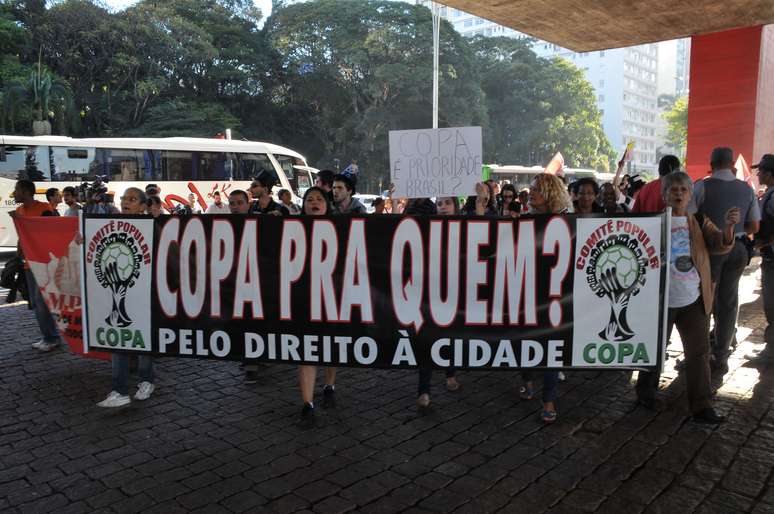 <p>Protesto contra a Copa do Mundo tomou conta da Paulista e teve início no Masp</p>