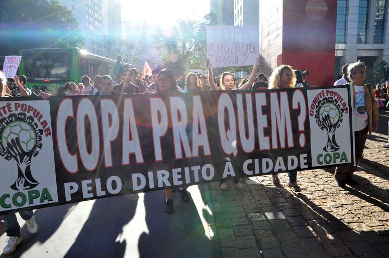 <p>Os participantes do protesto trouxeram faixas com dizeres como "Pelo direito à cidade" e "Copa é prioridade, Brasil?"</p>