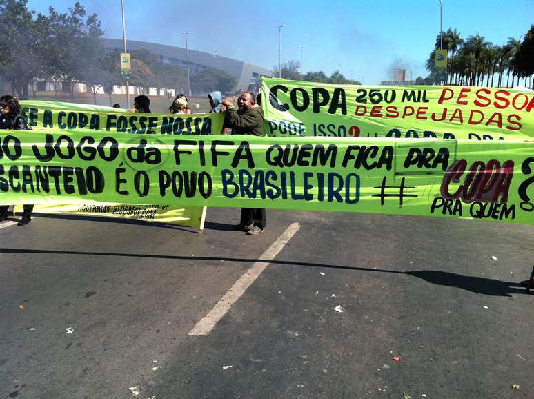 <p>Manifestantes protestam em Brasília na véspera do início da Copa das Confederações</p>