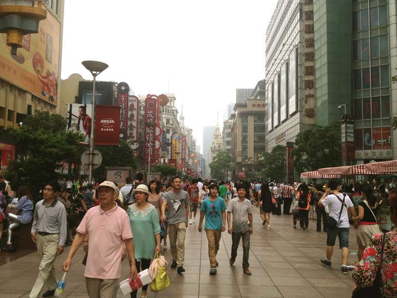 Movimento do com&eacute;rcio na rua Nanjing, em Xangai
