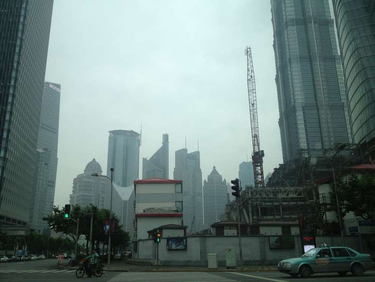 Pr&eacute;dios no horizonte no bairro de Pudong, em Xangai