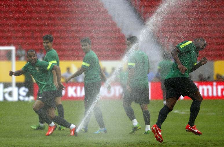 Sistema de irrigação foi disparado durante o treinamento e divertiu os jogadores da Seleção