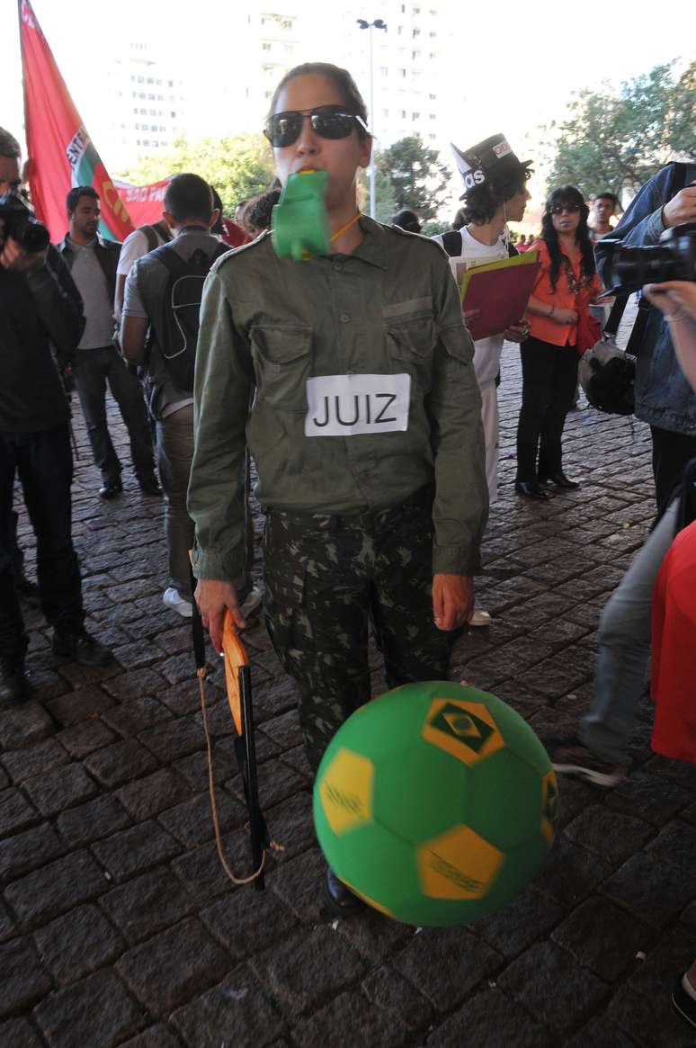 <p>Fantasiado de árbitro, manifestante protesta contra Copa do Mundo</p>