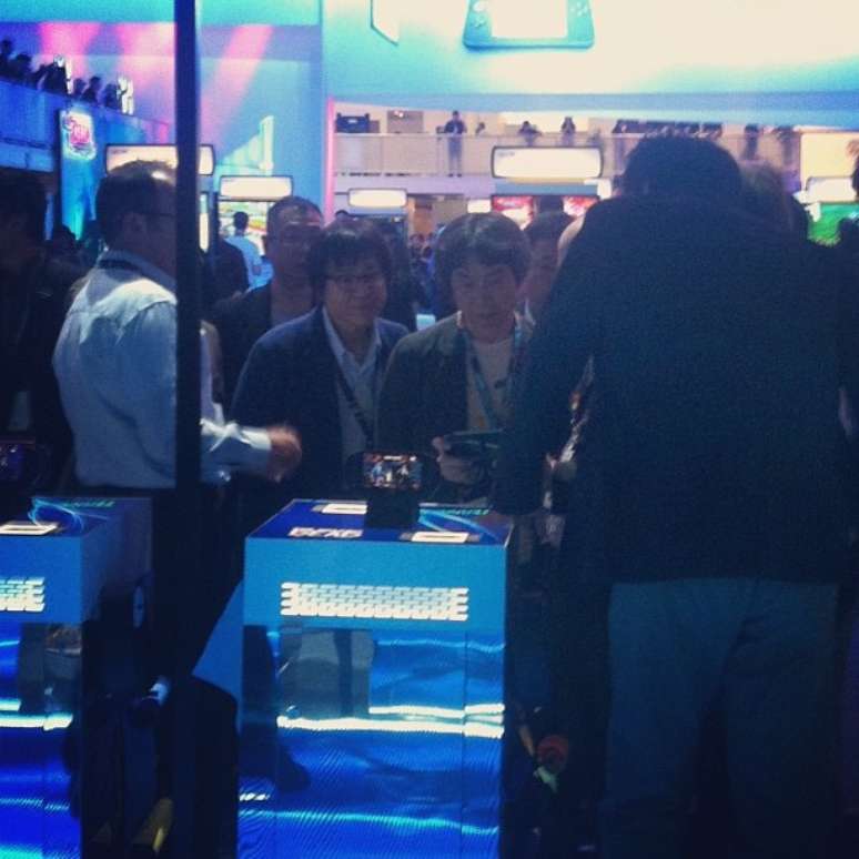 <p>Shigeru Miyamoto foi fotografado jogando PS Vita no estande da Sony na E3</p>