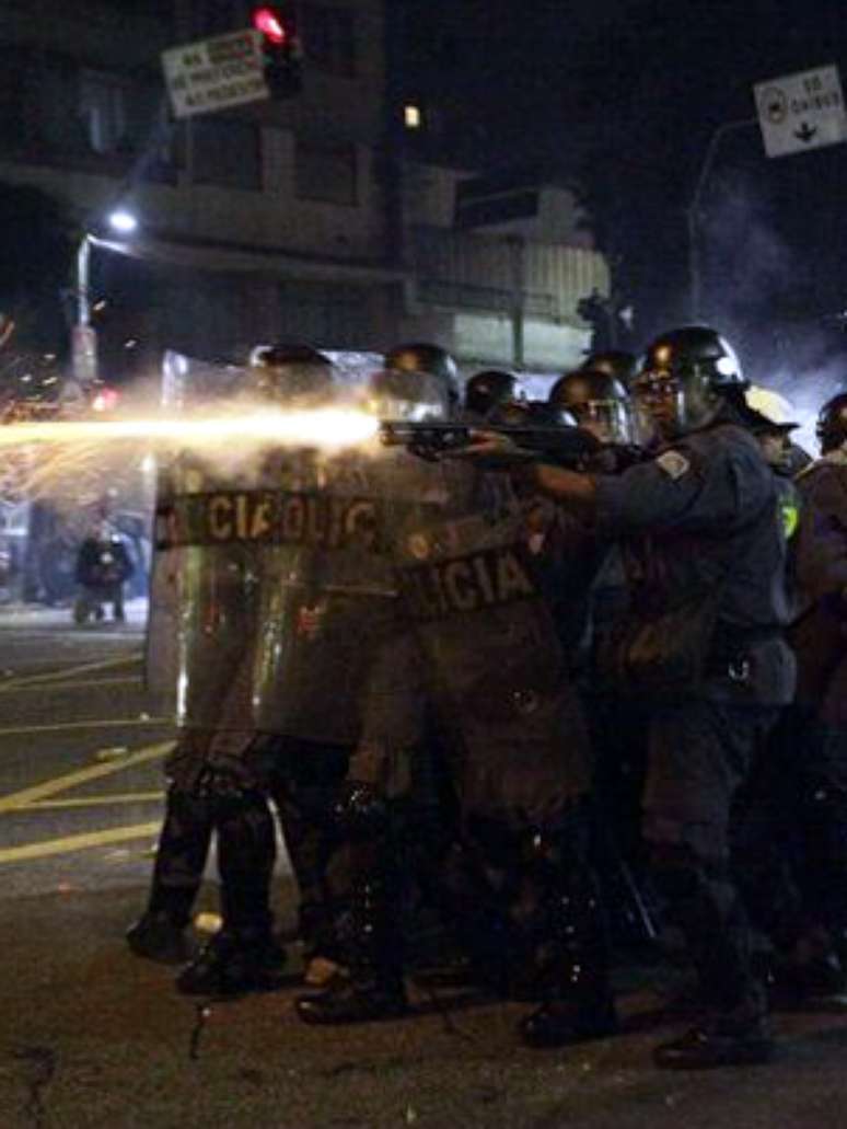 <p>Policiais disparam contra manifestantes no cruzamento das ruas Maria Antônia com Consolação</p>