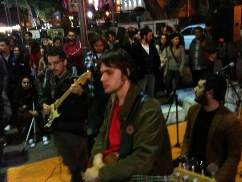 Manifestação contou com apresentação de banda em Porto Alegre