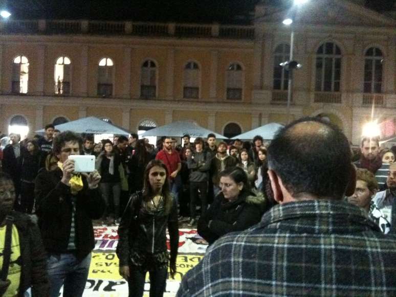 População de Porto Alegre voltou às ruas para fazer protesto