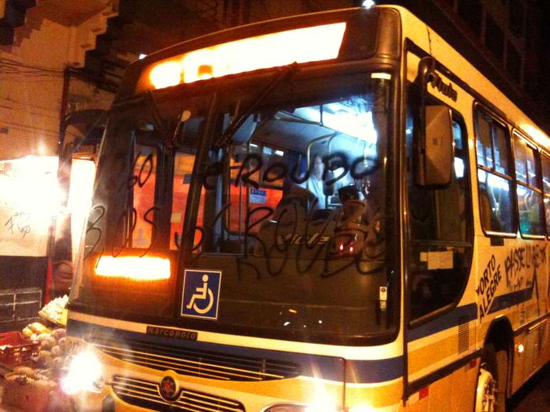 <p>Ônibus pichado durante manifestações contra o aumento da passagem em Porto Alegre</p>