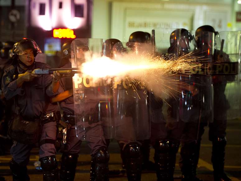 <p>Policial dispara tiros de bala de borracha contra manifestantes</p>