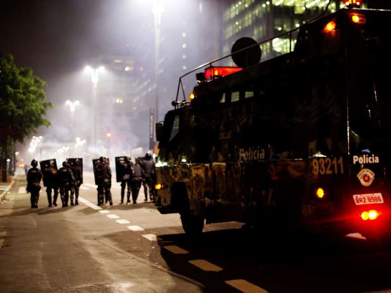 <p>Policiais atacaram os manifestantes com bombas de feito moral e tiros de bala de borracha</p>