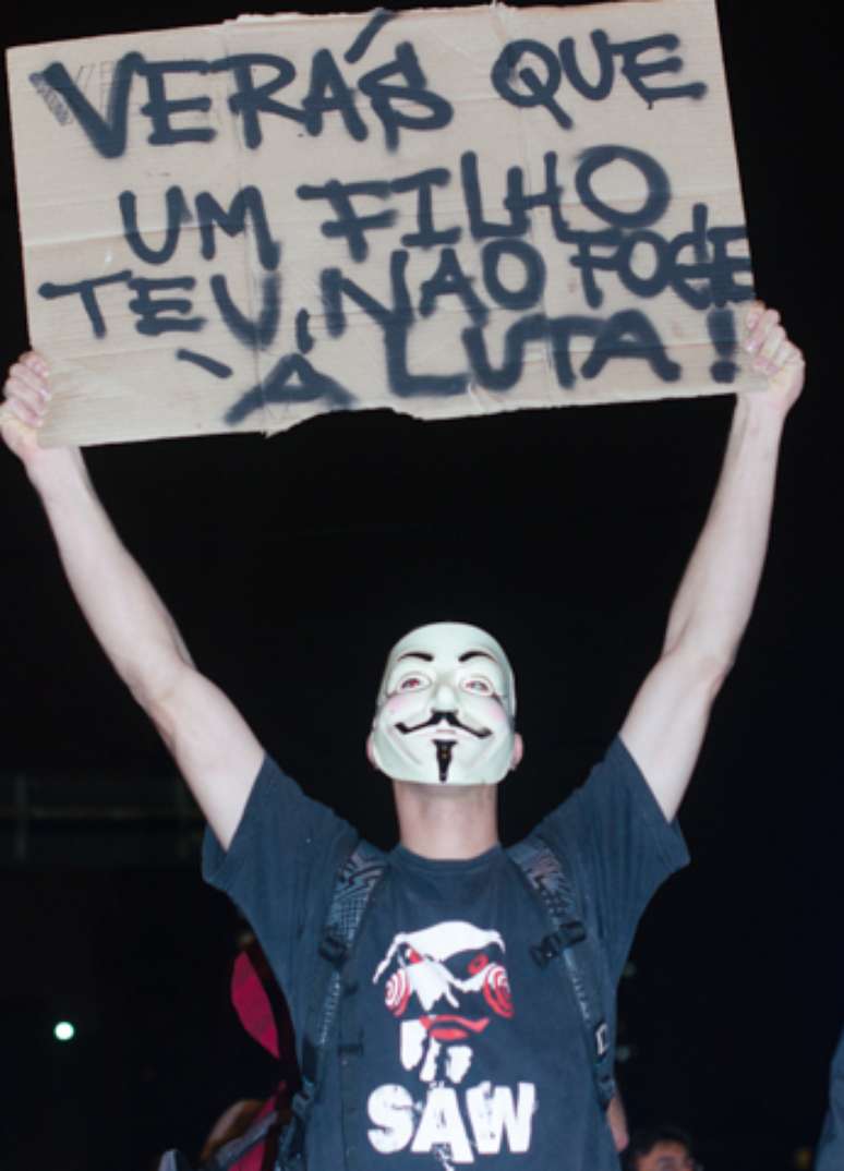 <p>Jovem mostra cartaz durante o protesto da última quinta-feira, em São Paulo</p>