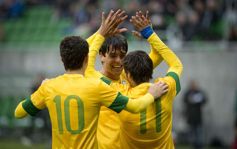 Kak&aacute; celebra com Oscar e Neymar: naquele momento, era festejado por bom futebol e por reduzir peso dos mais jovens