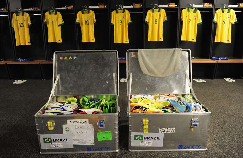 Caixas trazem as chuteiras dos jogadores de Brasil e Japão; seleções fazem a abertura da Copa das Confederações